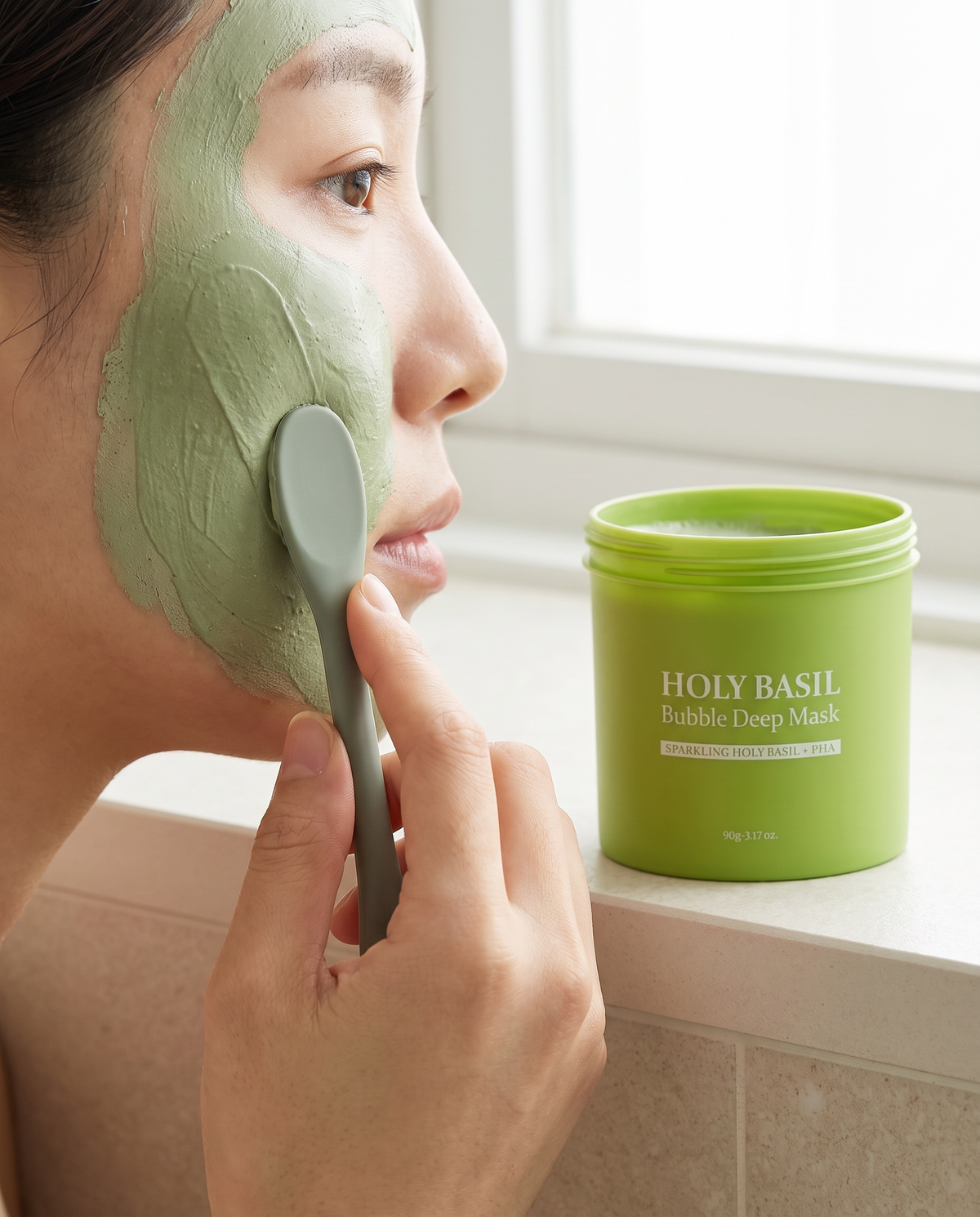 Step 1: spread a thick layer of the clay face mask with the flat end of the spatula